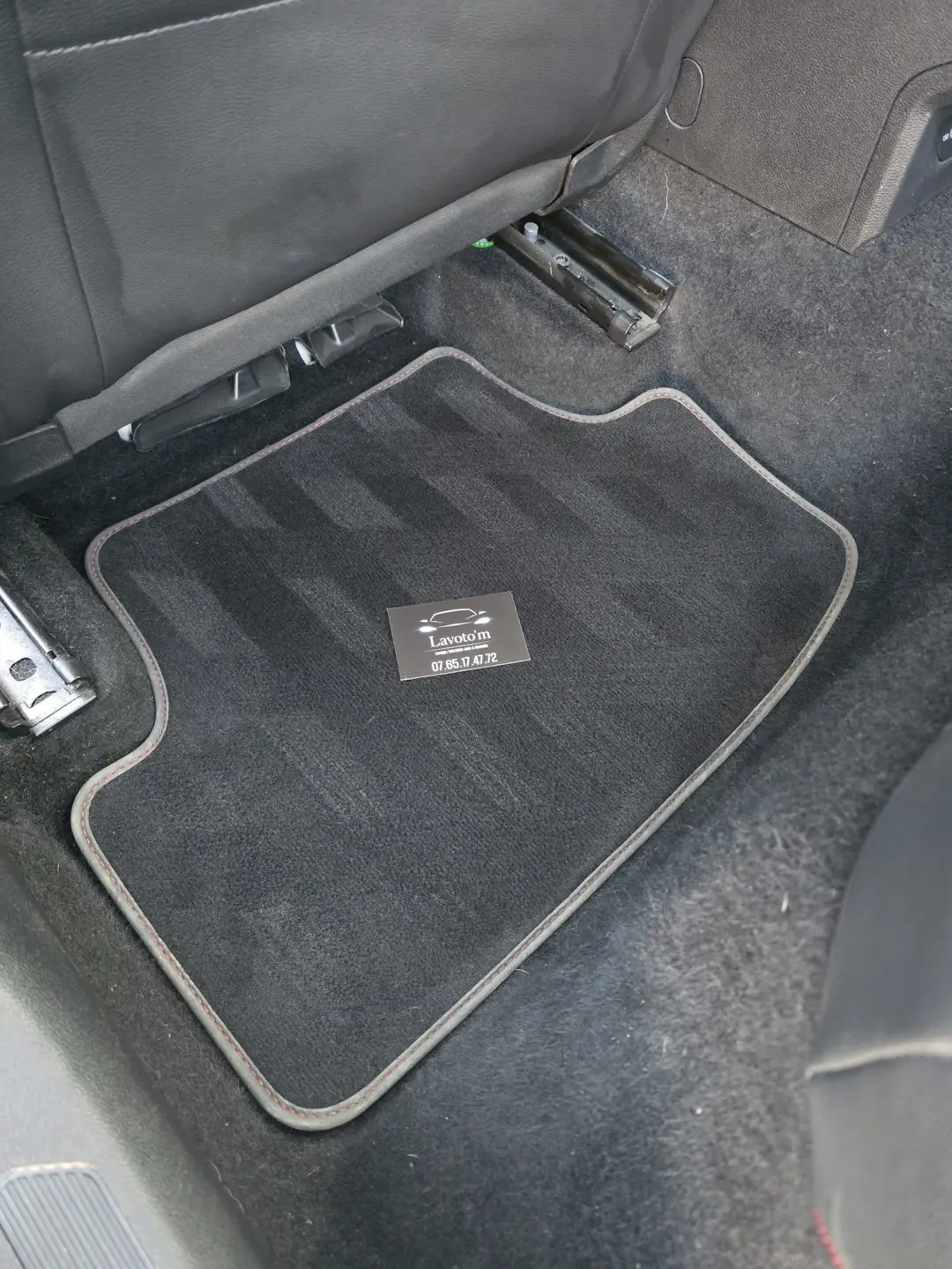 Tapis de sol arrière de la Volkswagen Golf GTI après nettoyage à Oraison