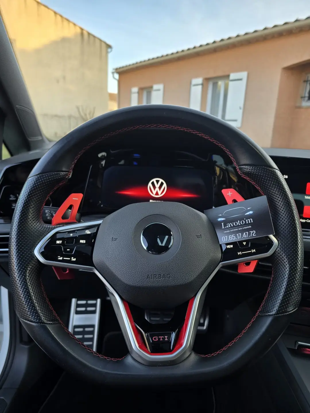 Volant de la Volkswagen Golf GTI après nettoyage à Oraison