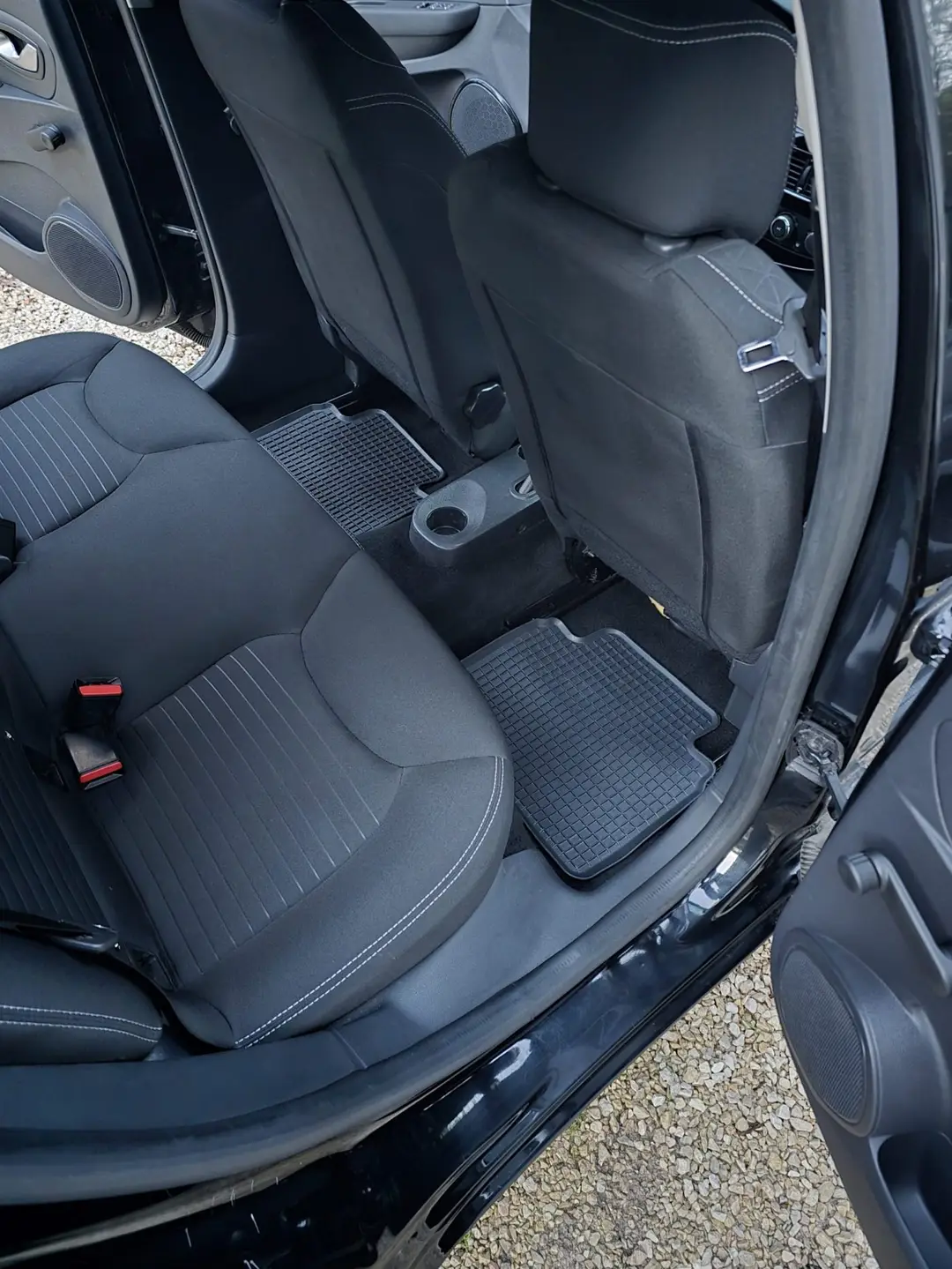 Banquette arrière de la Renault Clio 4 après nettoyage à Marseille