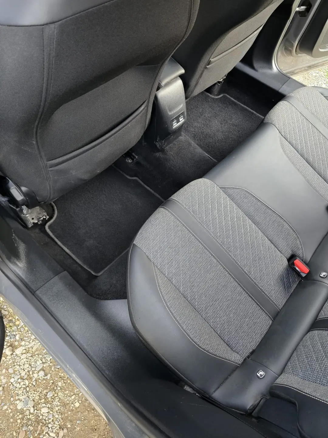 Plancher arrière de la Peugeot 2008 après nettoyage à Manosque