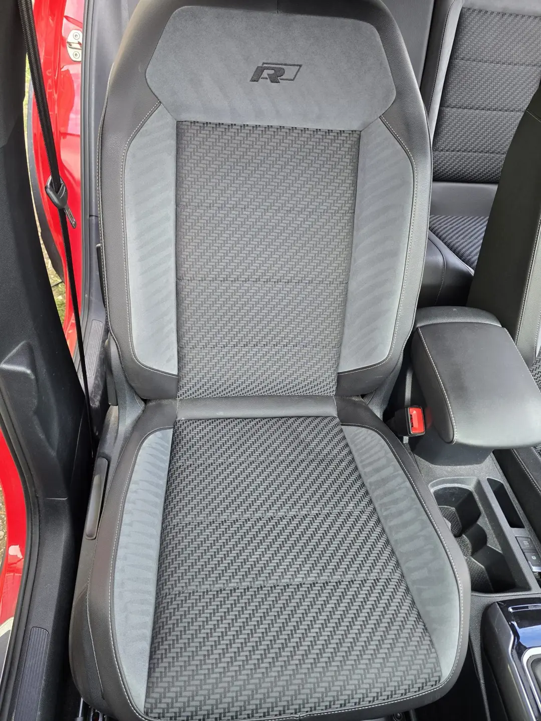 Sièges avant du Volkswagen T-ROC R-Line après nettoyage à Forcalquier