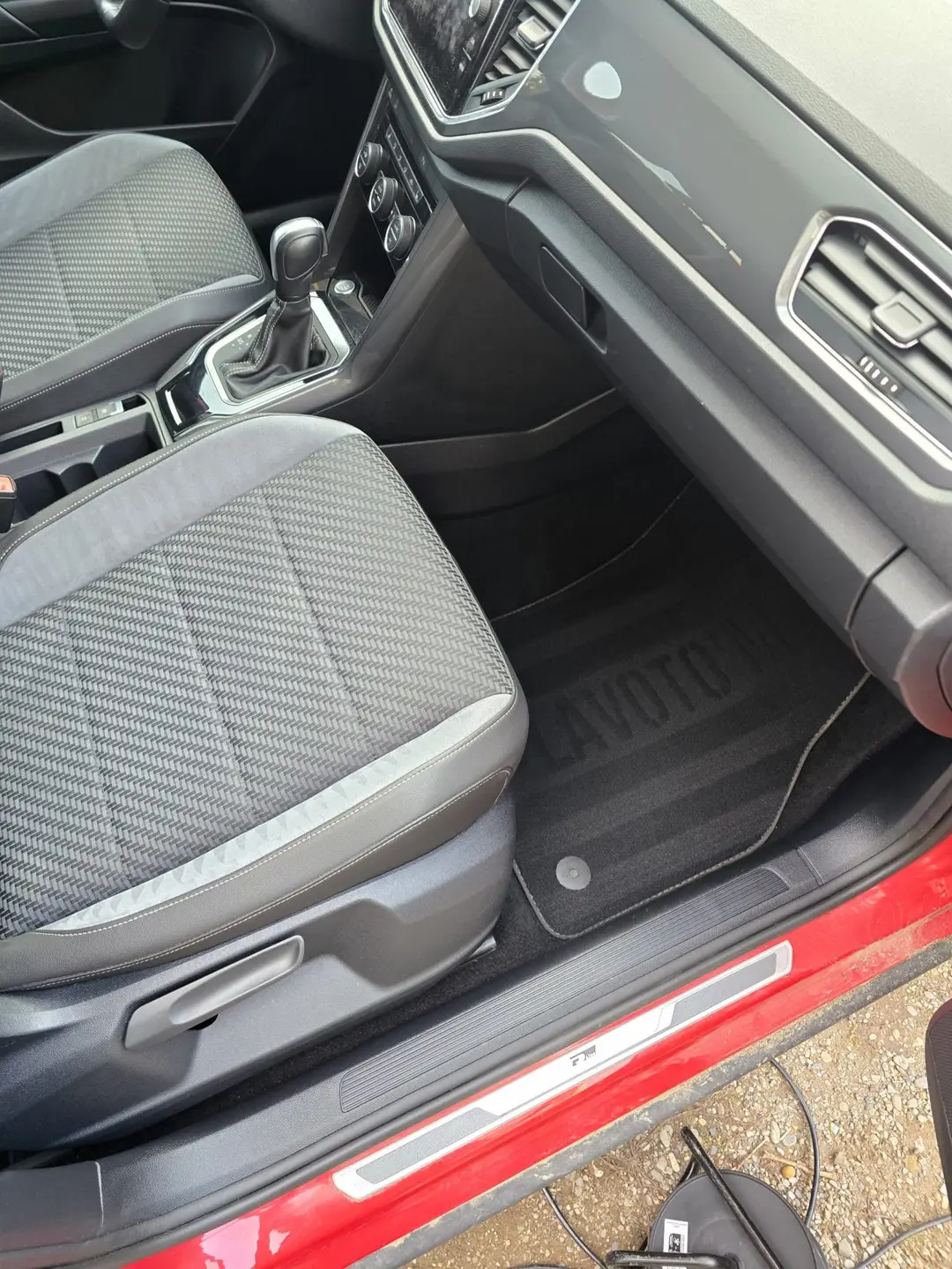 Siège passager et console centrale du Volkswagen T-ROC R-Line après nettoyage à Forcalquier