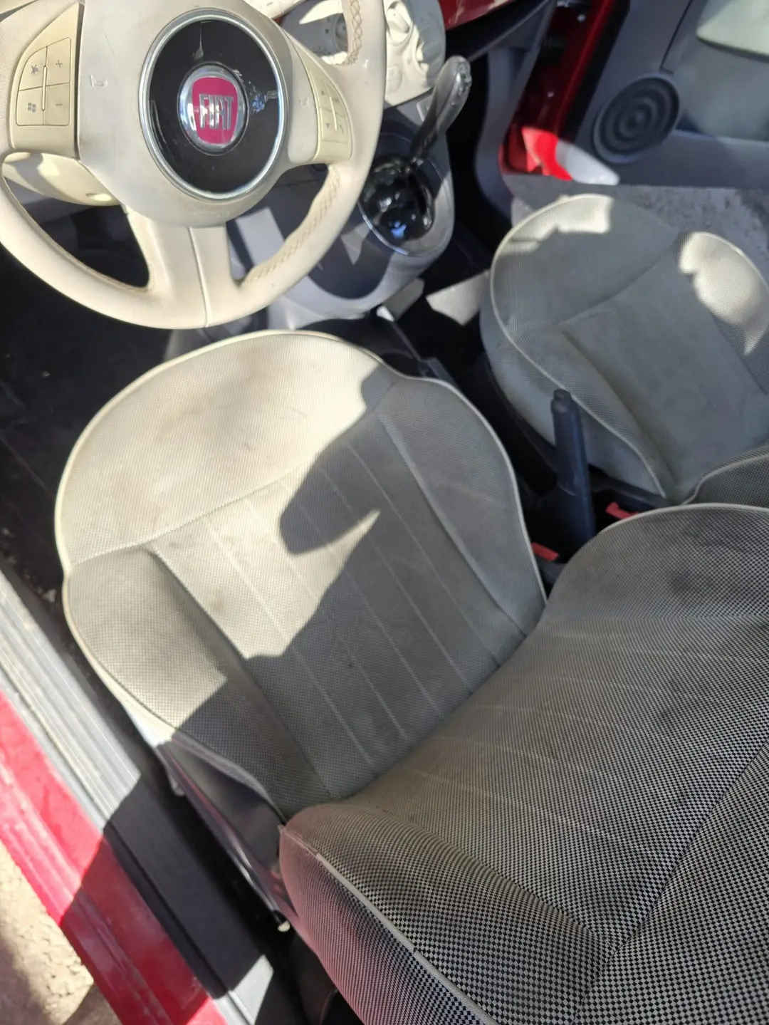 Siège conducteur de la Fiat 500 avant nettoyage à Manosque