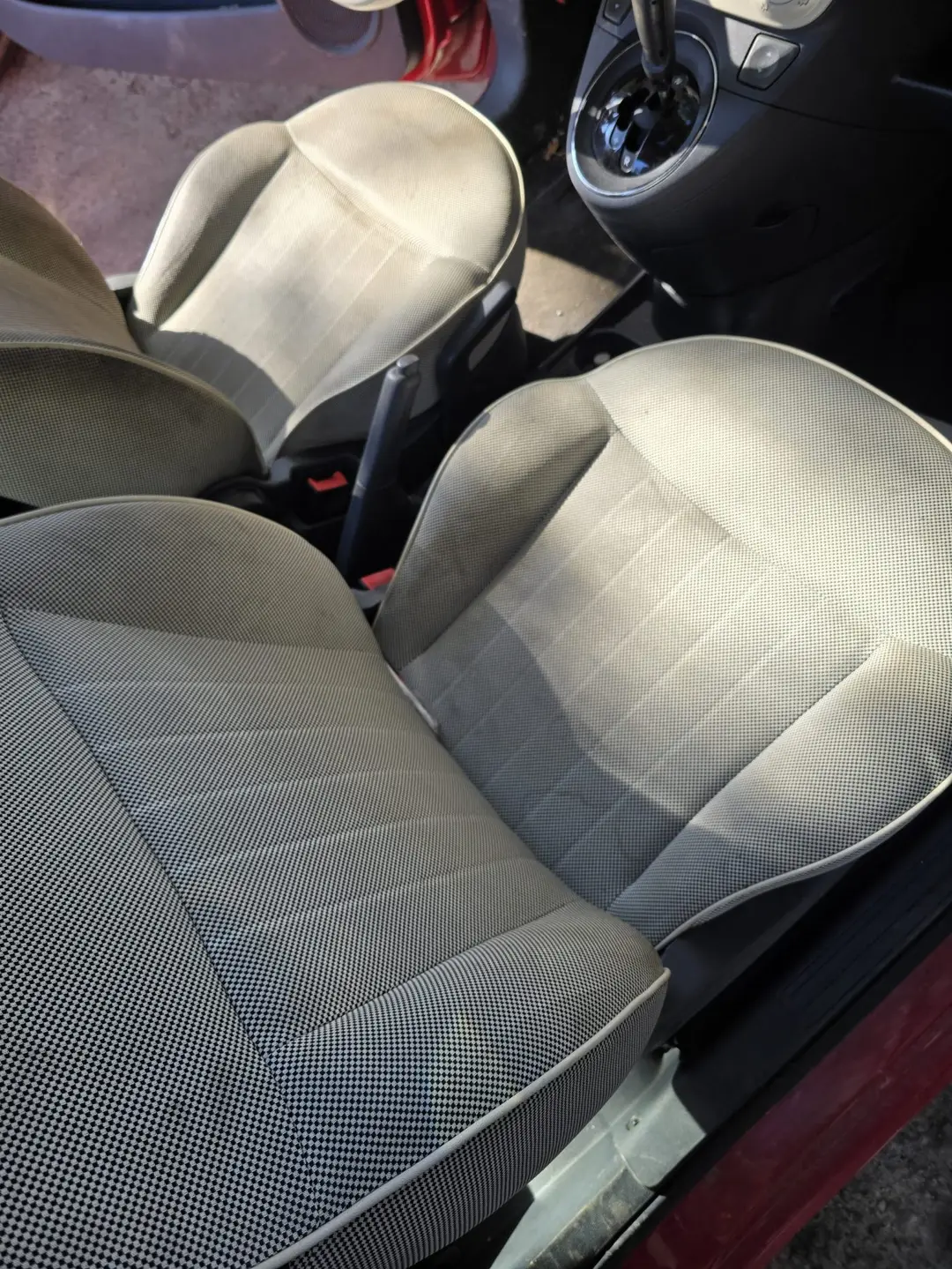 Sièges avant de la Fiat 500 avant nettoyage à Manosque