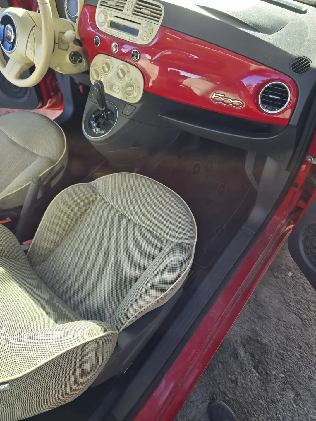 Planche de bord et siège passager de la Fiat 500 après nettoyage à Manosque
