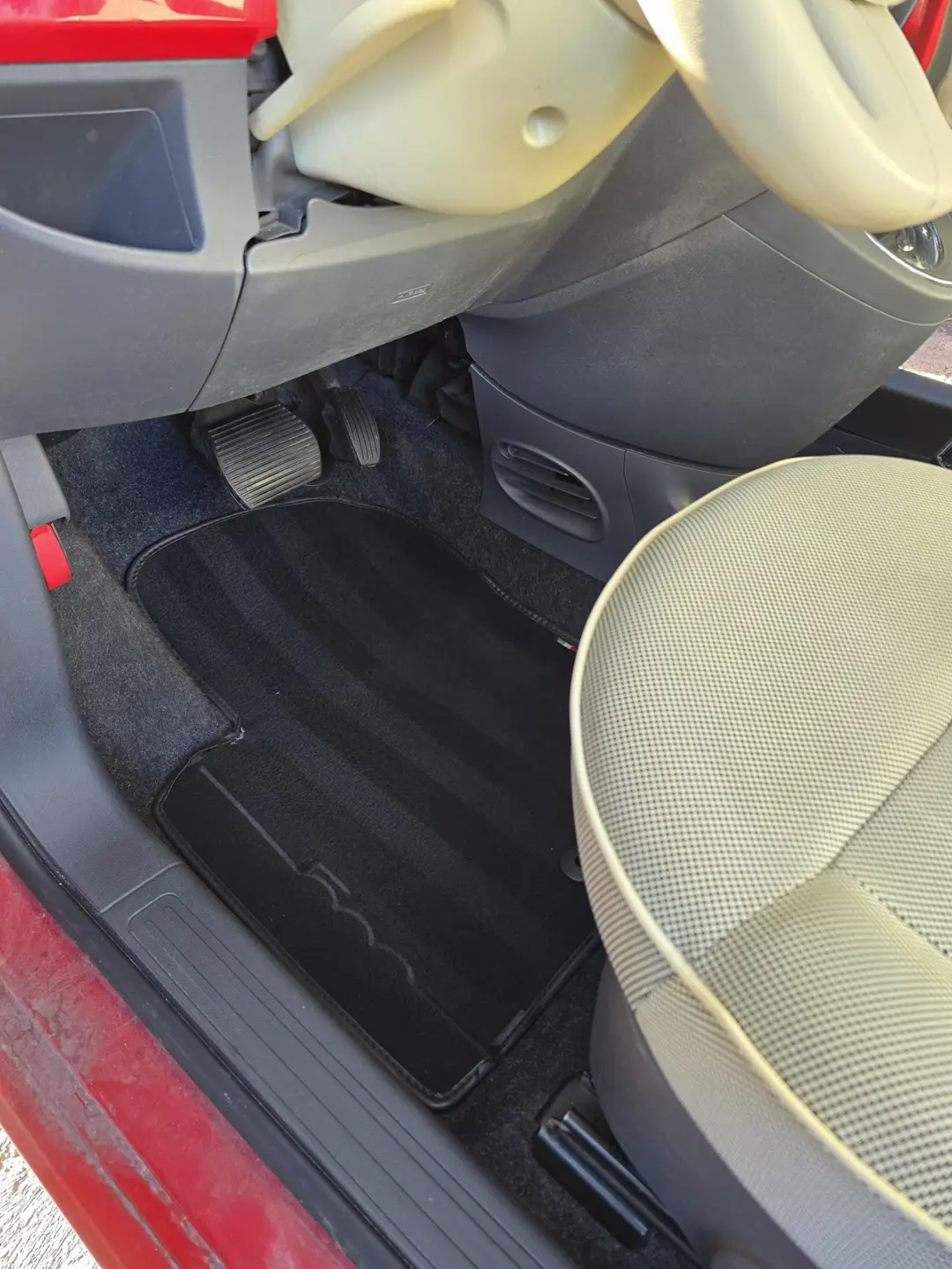 Sol et tapis de la Fiat 500 après nettoyage à Manosque