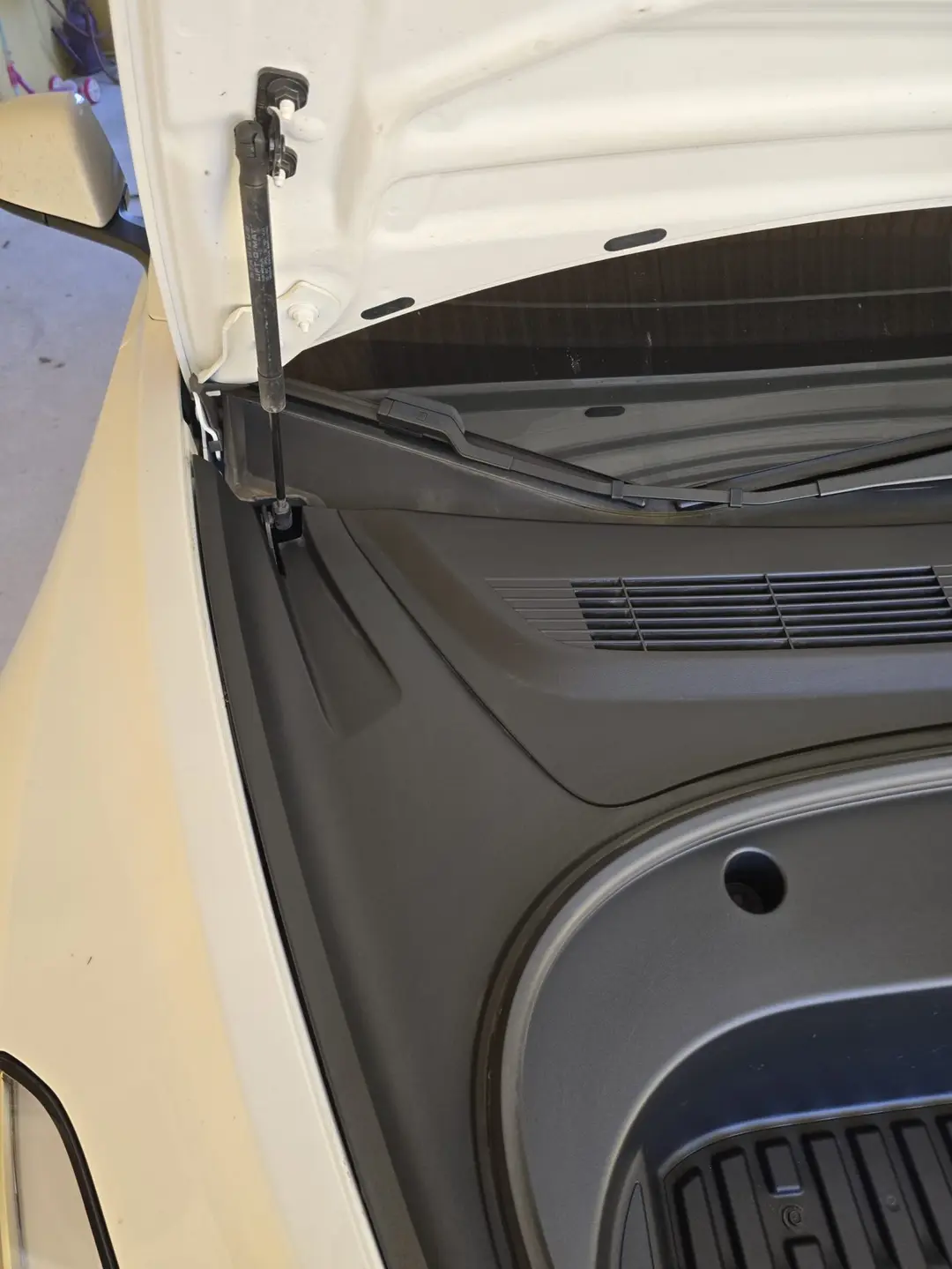 Coffre de la Tesla Model 3 après nettoyage à Oraison