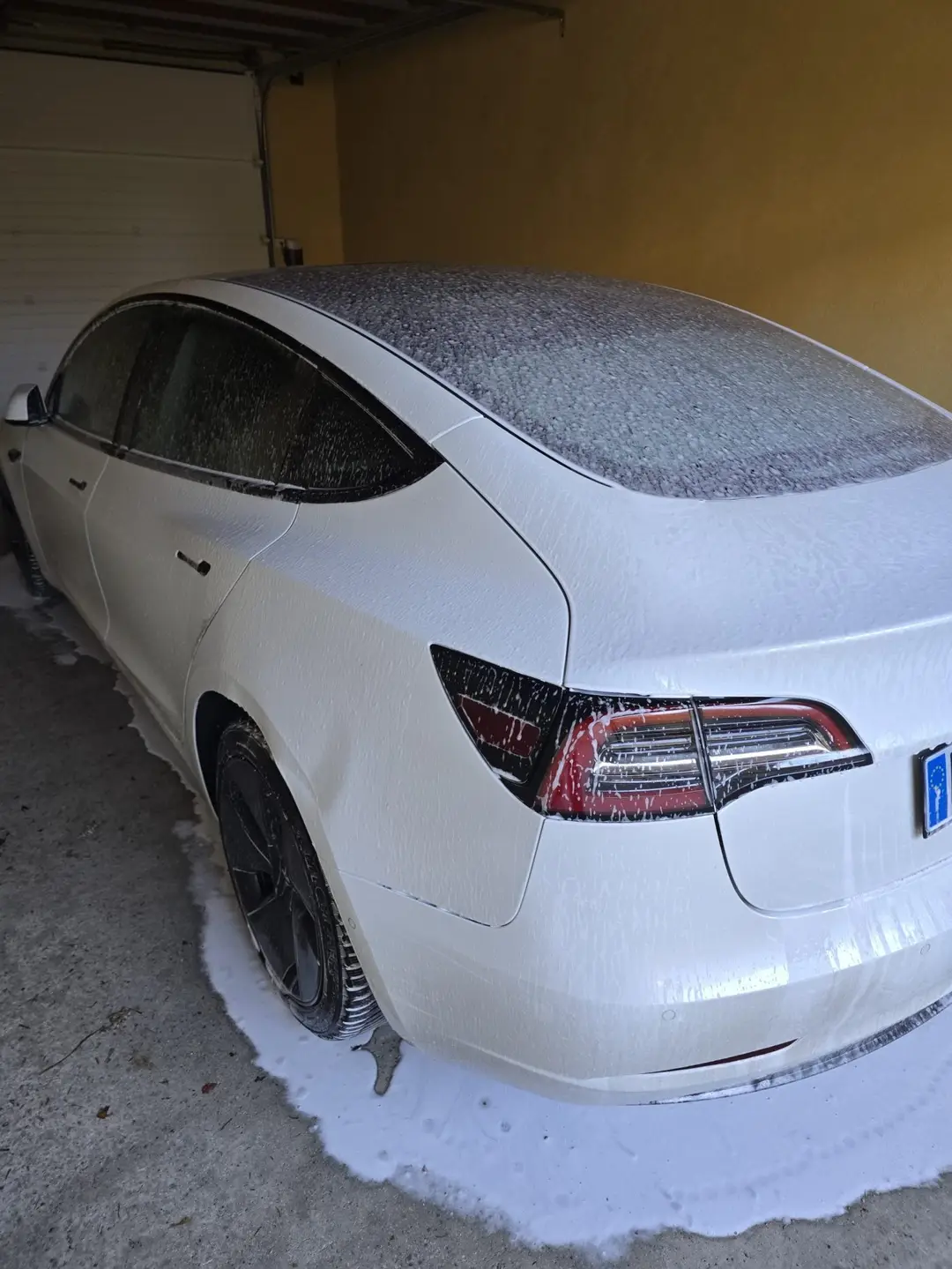 Arrière de la Tesla Model 3 après lavage à Oraison