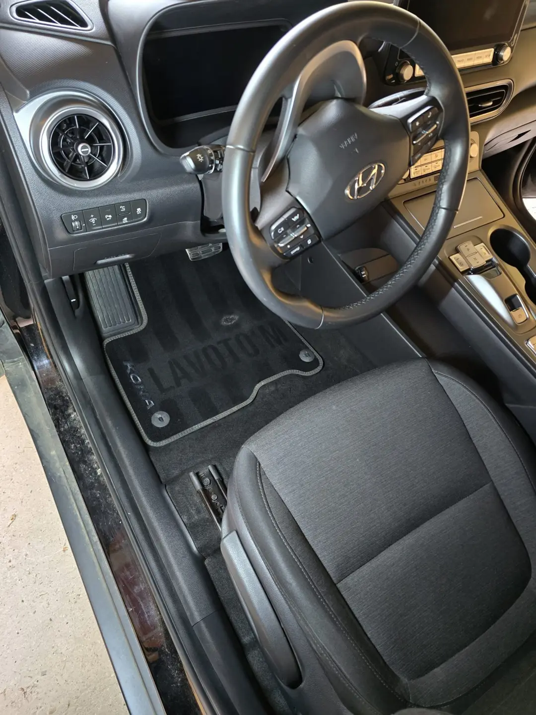 Siège conducteur et volant du Hyundai Kona après lavage à Oraison