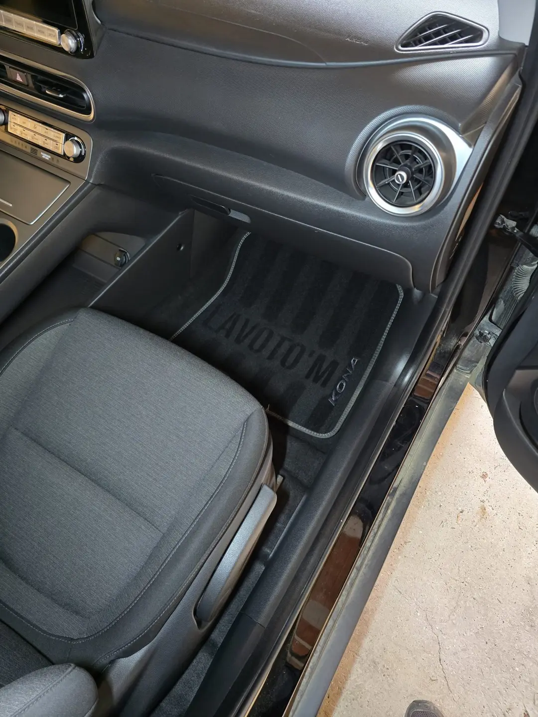 Siège passager et planche de bord du Hyundai Kona après lavage à Oraison