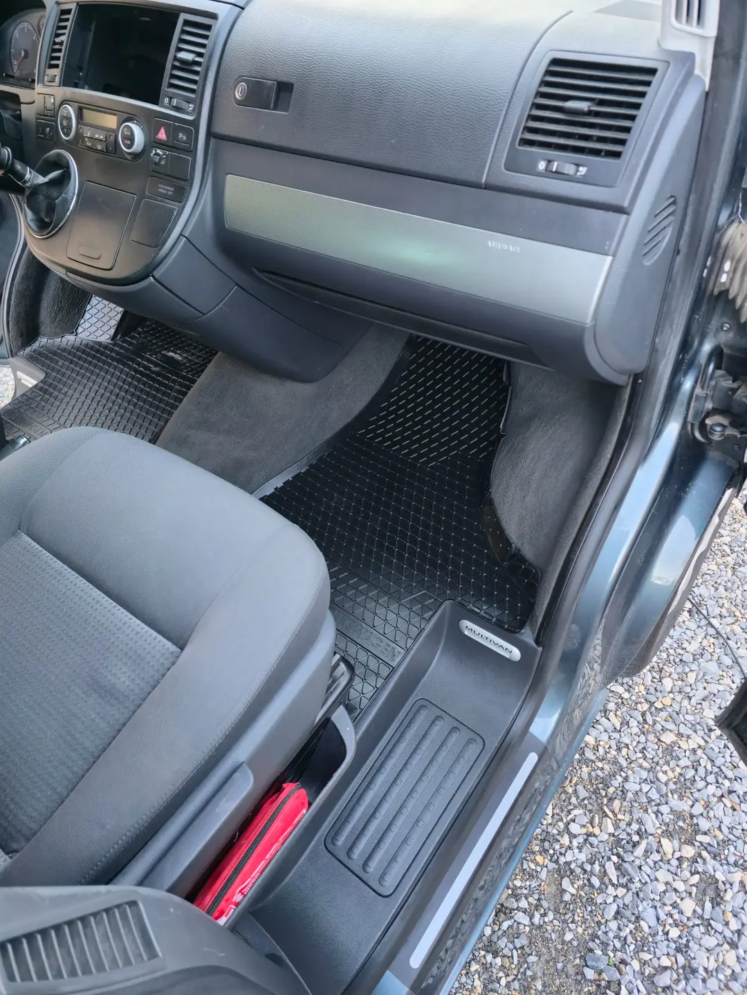 Siège passager et planche de bord du Volkswagen T5 Multivan après nettoyage à Manosque