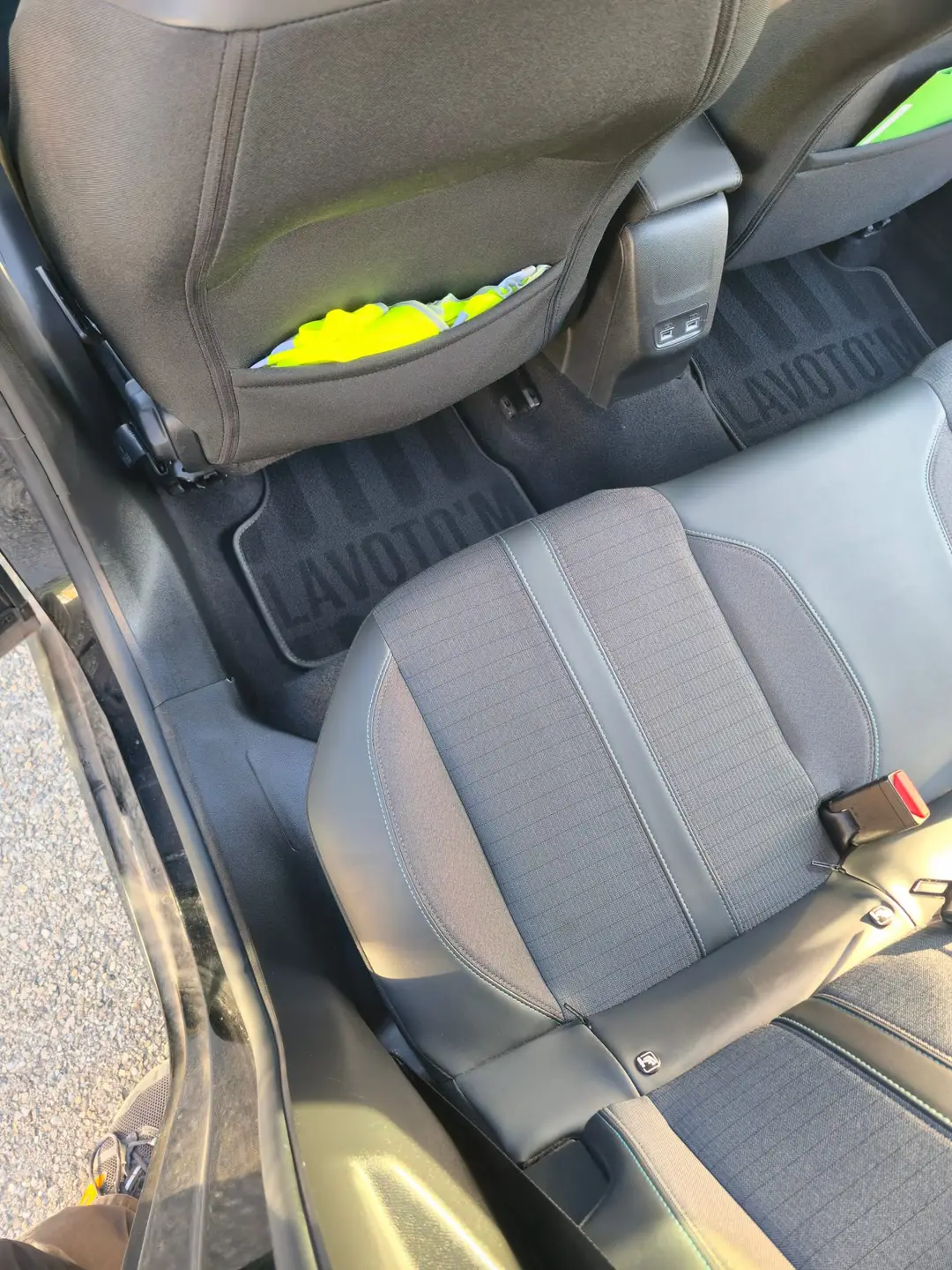 Banquette arrière côté conducteur de la Peugeot 208 après nettoyage à Oraison