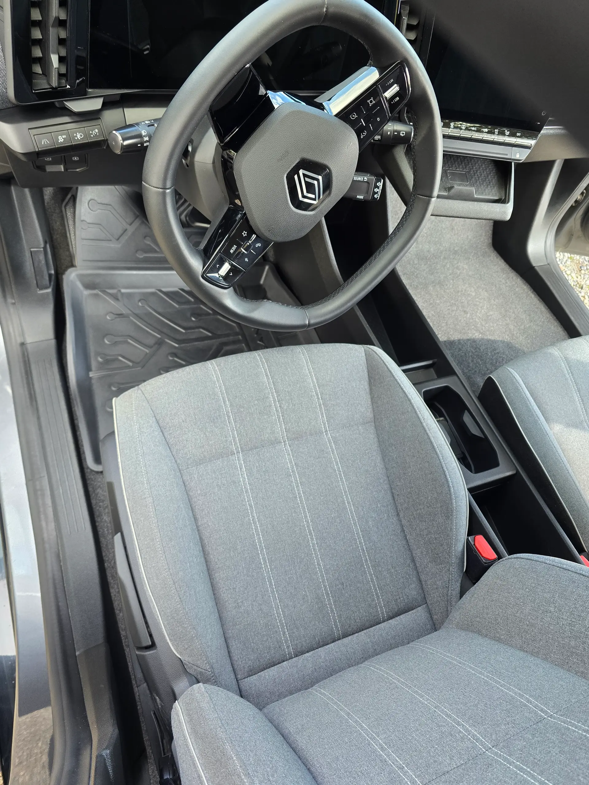 Siège conducteur et volant de la Renault Mégane E-Tech après nettoyage à Pierrevert