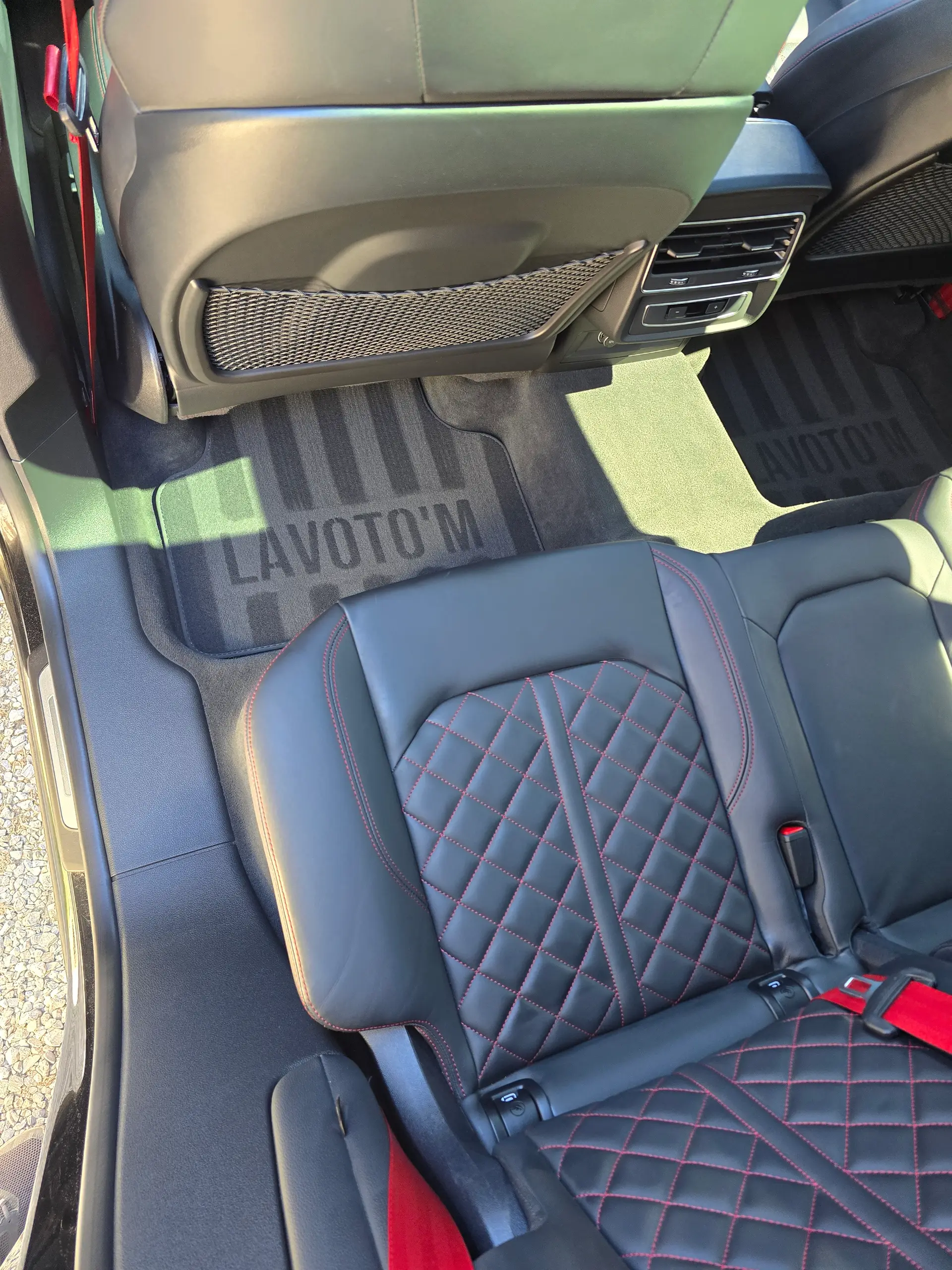 Banquette arrière et tapis de sol de l’Audi Q8 S Line après nettoyage à Mane