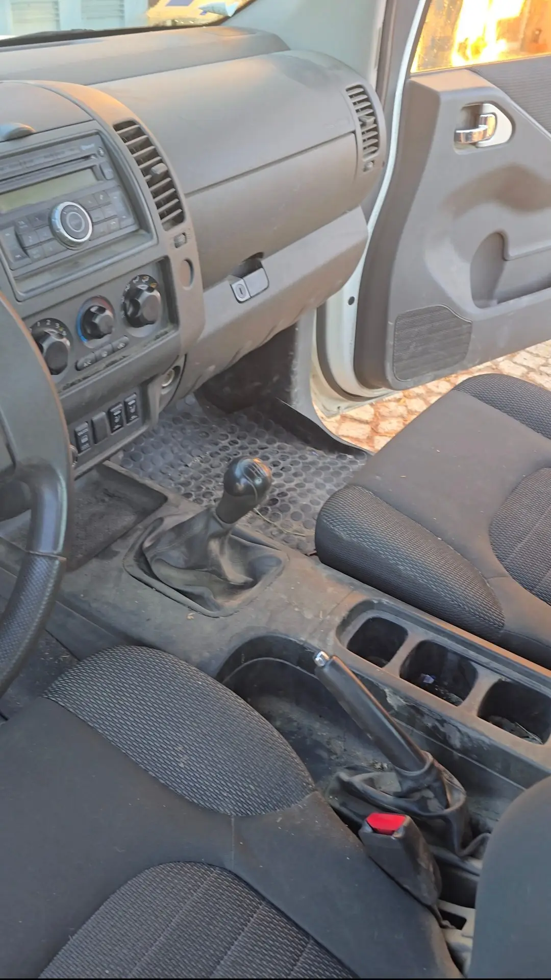 Console centrale et levier de vitesses du Nissan Navara avant nettoyage